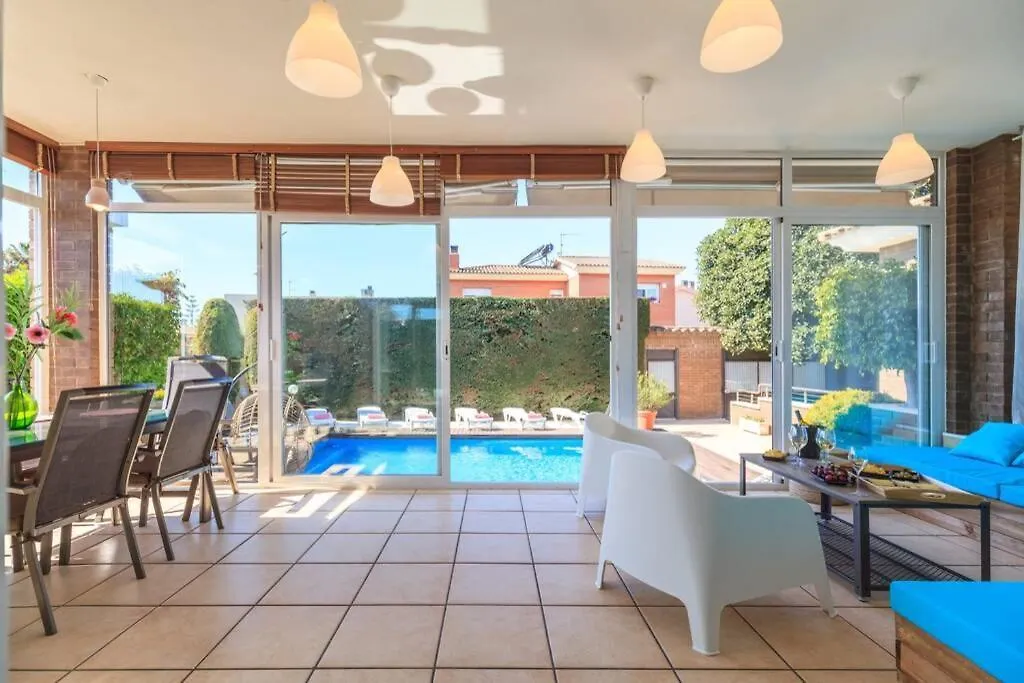Villa Wine Experience Cambrils - Wine, Art & Games