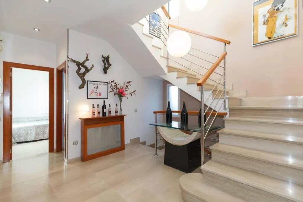 Villa Wine Experience Cambrils - Wine, Art & Games