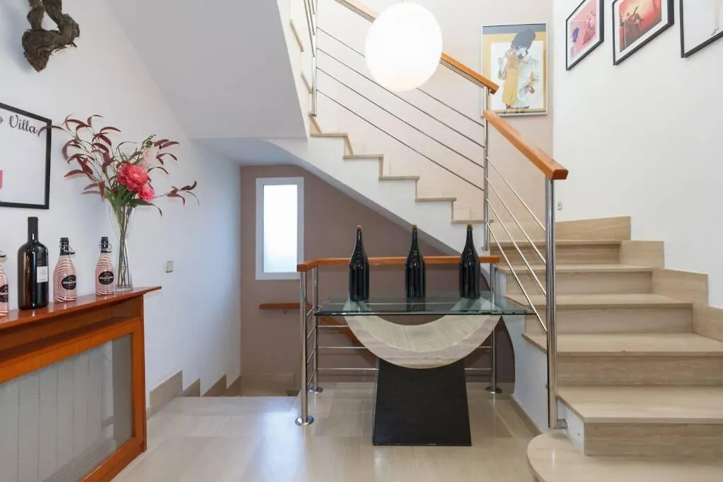 Villa Wine Experience Cambrils - Wine, Art & Games